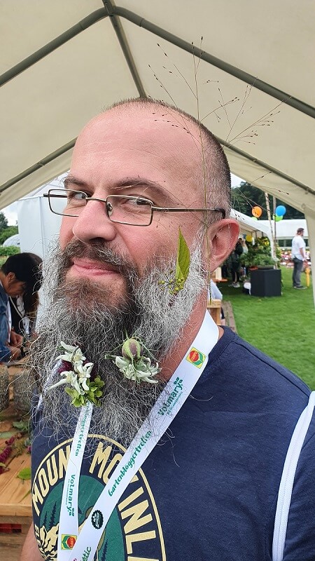 Schmuck im Bart mit Blumen