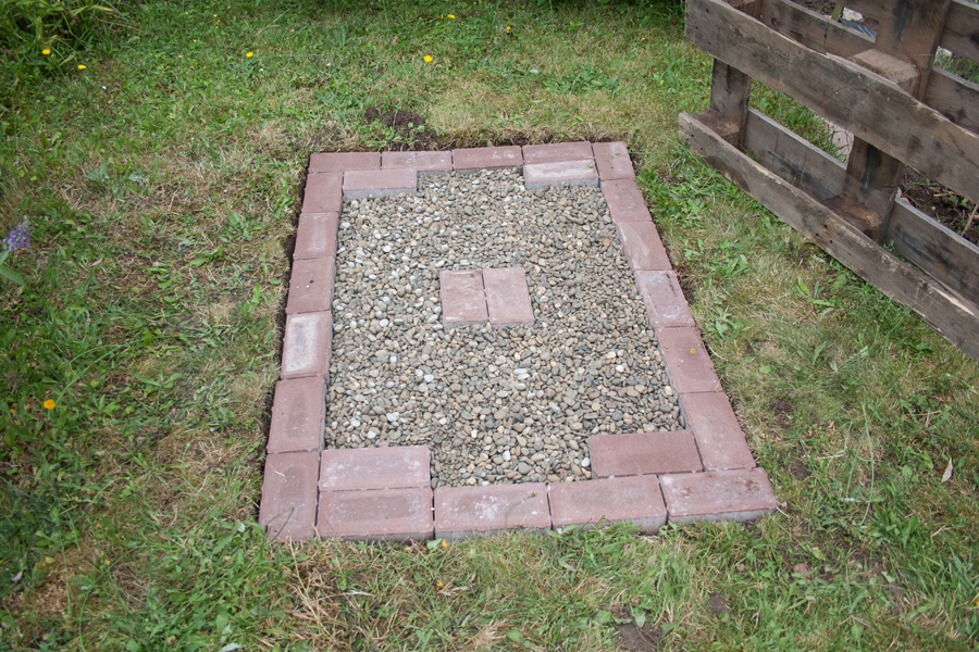 Den Boden für das Insektenhotel vorbereiten